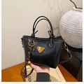 Détail du sac seau noir avec logo doré et poignée décorative à nœuds élégants - Noir (Avec Pendentif)