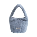 Sac à main bleu en peluche douce avec étiquette blanche et texture moelleuse - Bleu Brume