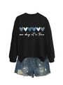 Set con felpa nera con cuori sfumati e pantaloncini di jeans su sfondo bianco piatto - S / Nero