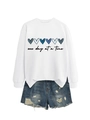 Dettaglio felpa bianca con stampa e pantaloncini in denim blu lavato con strappi moda - S / Bianco