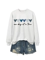 Dettaglio della felpa grigia con scritta e pantaloncini di jeans blu con strappi moda - S / Bianco Sporco