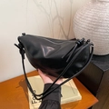 Bolso de media luna negro minimalista en cuero suave con detalle de nudo y cremallera plata - Negro