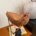 Bolso media luna minimalista en cuero suave marrón con correa de hombro con nudos - Marrón