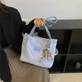 Borsa tote intrecciata azzurro chiaro con etichetta moda e nastro elegante sul manico - Blu