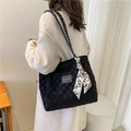 Borsa tote nera a quadretti con tracolla intrecciata e accessorio foulard di seta - Nero