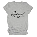 Gros plan de l'imprimé Gigi Est. 2026 sur un t-shirt gris à col rond en coton doux - Gris Clair (Police Noire)