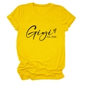 Gros plan de l'imprimé Gigi Est 2026 sur t-shirt en coton jaune avec coeur - Jaune (Police Noire)