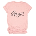 Détail du lettrage Gigi Est. 2026 et cœur sur le T-shirt rose à manches courtes - Rose (Imprimé Noir)