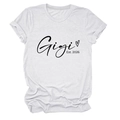 Détail de l'imprimé graphique Gigi Est. 2026 sur un t-shirt blanc en coton doux - Blanc (Police Noire)