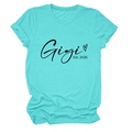Détail du t-shirt turquoise avec lettrage noir Gigi Est. 2026 et motif de cœur - Bleu Eau Profonde (Police Noire)