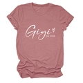 Détail du t-shirt en coton rose avec imprimé Gigi Est. 2026 et petit motif cœur - Or Rose (Police Blanche)