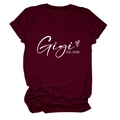 Détail du t-shirt en coton bordeaux avec imprimé blanc Gigi Est. 2026 et petit cœur - Rouge Vin (Police Blanche)