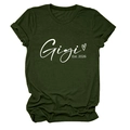 Détail de l'imprimé Gigi Est 2026 sur le t-shirt à col rond vert foncé et à manches courtes - Vert Armée (Police Blanche)