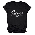 Détail de l'imprimé blanc Gigi Est. 2026 et cœur sur un t-shirt noir en coton à manches courtes - Noir (Police Blanche)