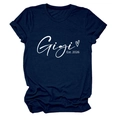Détail de l'imprimé Gigi Est. 2026 avec motif cœur sur le t-shirt en coton bleu foncé - Bleu Marine (Police Blanche)