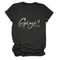 Détail de l'imprimé blanc Gigi Est. 2026 sur un t-shirt gris foncé à col rond en coton - Gris Chiné (Police Blanche)
