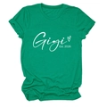 Détail du t-shirt vert émeraude avec imprimé Gigi Est. 2026 et revers aux manches - Vert Foncé (Police Blanche)