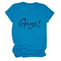 Détail du t-shirt bleu à col rond avec lettrage noir Gigi Est. 2026 et cœur - Bleu Lac (Police Noire)