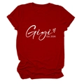 Gros plan sur l'imprimé Gigi Est. 2026 sur t-shirt rouge foncé en coton doux - Rouge (Police Blanche)