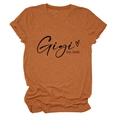Gros plan du t-shirt caramel à col rond avec imprimé Gigi Est. 2026 et manches roulées - Orange Brûlé (Police Noire)