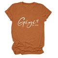 Détail de l'imprimé Gigi Est. 2026 sur un t-shirt en coton col rond couleur orange brûlé - Orange Brûlé (Police Blanche)