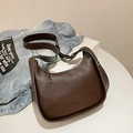 Borsa hobo marrone scuro dal design minimalista a mezzaluna con dettagli in metallo argento - Marrone