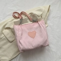 Bolso tote rosa claro texturizado con parche de corazón y correa de cadena - Rosa