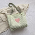 Bolso tote plisado verde menta con parche de corazón rosa y cadena de metal - Verde