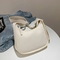 Borsa a tracolla bianca a mezzaluna in finta pelle testurizzata con tracolla larga - Bianco Sporco