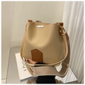 Modische beige-braune Beuteltasche mit breitem Strick-Schultergurt und Metallschnalle - Khaki