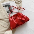 Borsa a nuvola rossa metallizzata con texture litchi e sottile tracolla donna - Rosso