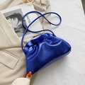 Borsa a nuvola blu elettrico metallizzato con coulisse e texture in pelle martellata - Blu
