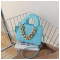 Borsa a tracolla azzurro cielo con catena dorata e motivo a rombi trapuntato - Blu