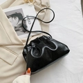 Borsa a nuvola nera minimalista con trama in pelle martellata e chiusura a pieghe - Nero