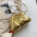 Borsa a nuvola metallizzata dorata con design arricciato e tracolla sottile regolabile - Oro