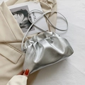 Borsa a nuvola argento metallizzato con design plissettato e sottile tracolla in pelle - Argento