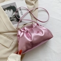 Borsa a nuvola plissettata rosa viola metallizzato con tracolla sottile e trama in pelle - Rosa