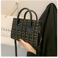 Sac bandoulière élégant en tweed noir et doré avec poignée en cuir et détails dorés - Noir