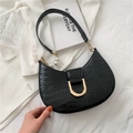 Elegante schwarze Achseltasche mit Krokodilprägung, Gold-D-Schnalle und Perlenkette-Detail - Schwarz