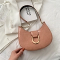 Borsa a mezzaluna rosa coccodrillo con tracolla di perle e fibbia a D dorata - Rosa