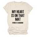 Détail du t-shirt crème montrant le slogan MY HEART IS ON THAT MAT et le motif de lutte - S / Police Noire / Sable