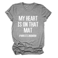 Détail à plat du t-shirt gris chiné avec l'imprimé MY HEART IS ON THAT MAT chic - S / Police Blanche / gris foncé