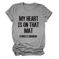 Gros plan du slogan My Heart Is On That Mat sur un t-shirt en coton gris chiné - S / Police Noire / gris foncé