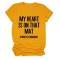 Détail d'un t-shirt jaune à col rond avec impression My Heart Is On That Mat - S / Police Noire / Jaune Moutarde