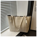 Detailansicht der cremefarbenen PU-Ledertasche mit goldenen Details und Logo-Druck - Gebrochenes Weiß