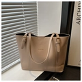 Detailansicht der beigen Tote Bag mit goldener Schnalle und Fashion & Bag Schriftzug vorne - Khaki