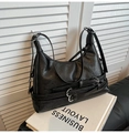 Retro schwarze Handtasche aus Leder mit Öl-Wachs-Finish und silbernen Schnallen - Schwarz