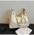 Weiße Retro-Tasche in Faltenoptik mit silbernen Schnallen und Trageriemen-Details - Weiß