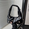 Elegante borsa sottobraccio nera a pieghe con borchie sferiche argentate dal look moderno - Nero