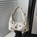 Elegante borsa a mezzaluna bianca con rivetti argentati e manico a treccia moda - Bianco